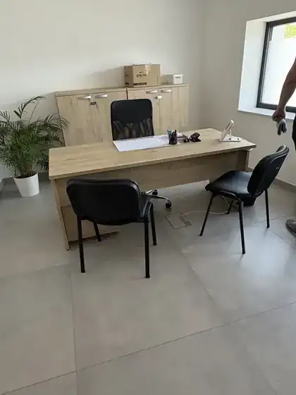 Bureau professionnel carrelé entretenu par FHN Clean