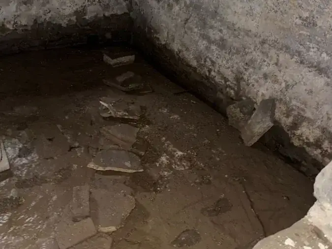 Cave inondée : boues et limons
