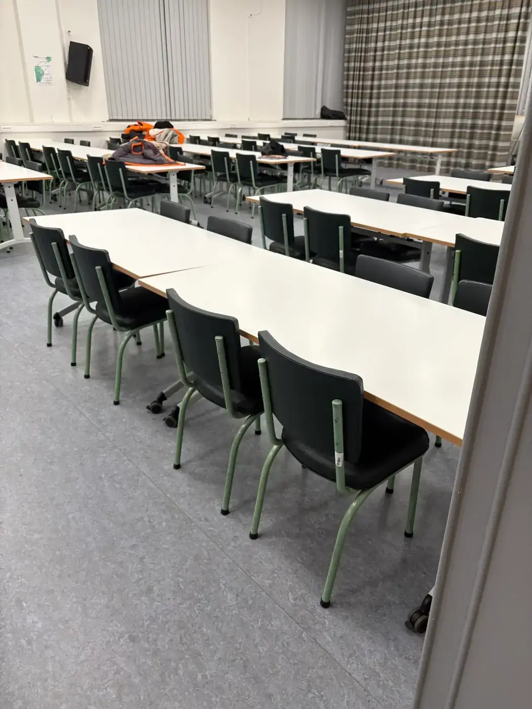 Nettoyage de bureaux et salle de réunion par FHN Clean à Mons