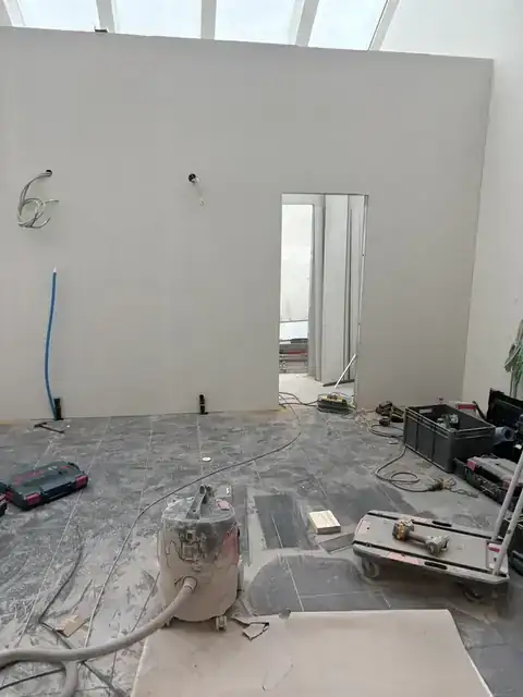 Intérieur en travaux par FHN Clean