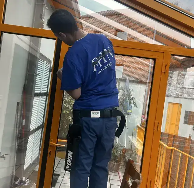 Technicien FHN Clean pendant un nettoyage de vitres